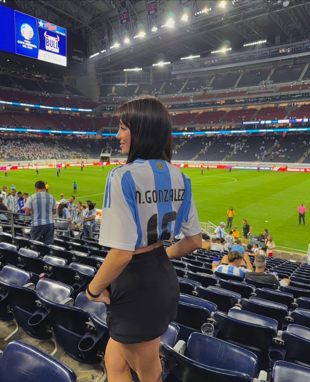 Paloma con la camiseta de Nico González.