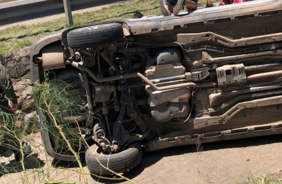 Córdoba: perdió el control de su camioneta y terminó dada vuelta dentro de un canal