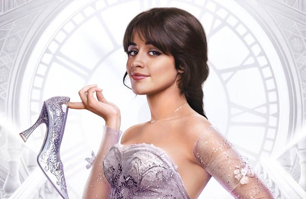 Camila Cabello se mostró con una bikini naranja desde un yate en Italia