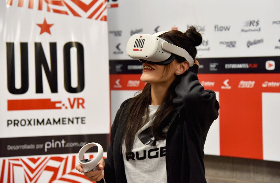 Apareció un robot en plena tribuna de Estudiantes y es furor en La Plata