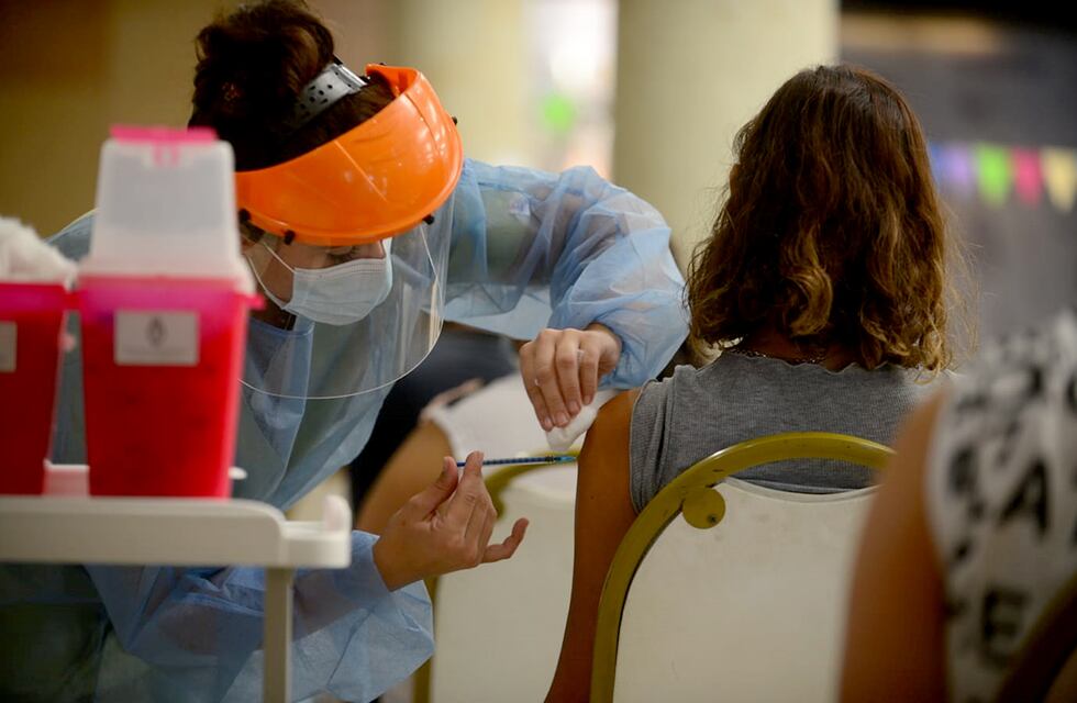 Covid-19 en Córdoba: vacunan a menores y sus familias en las escuelas