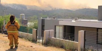 Bomberos trabajando en el incendio forestal de Cabalango. (Yanina Aguirre / Corresponsalía Carlos Paz La Voz)
