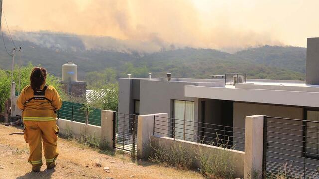 Bomberos trabajando en el incendio forestal de Cabalango. (Yanina Aguirre / Corresponsalía Carlos Paz La Voz)