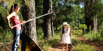 La niña tiene la ayuda de su madre y de su padre.