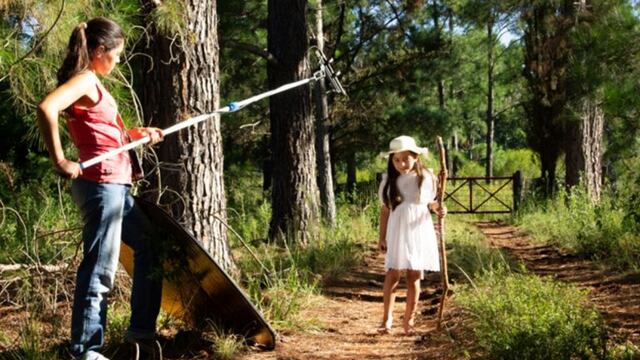 La niña tiene la ayuda de su madre y de su padre.