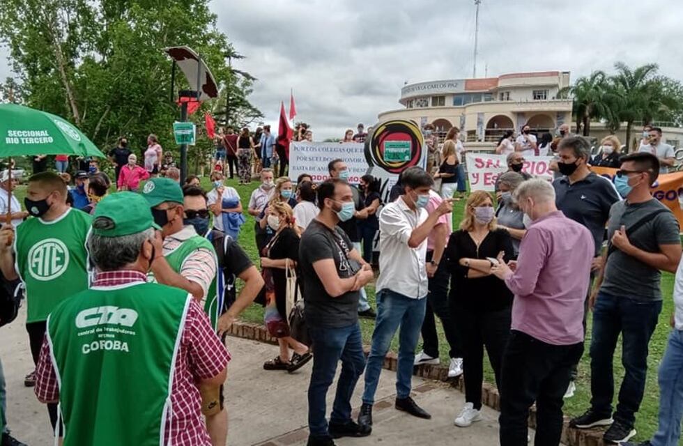 Personal de la salud pública de Carlos Paz se manifestaron frente al Palacio 16 de julio