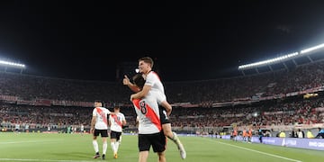 Los goleadores: Palavecino levanta a Julián Álvarez, el autor del segundo tanto de River ante Racing. (Gentileza Clarín)