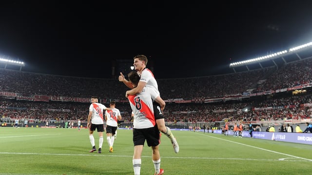 Los goleadores: Palavecino levanta a Julián Álvarez, el autor del segundo tanto de River ante Racing. (Gentileza Clarín)