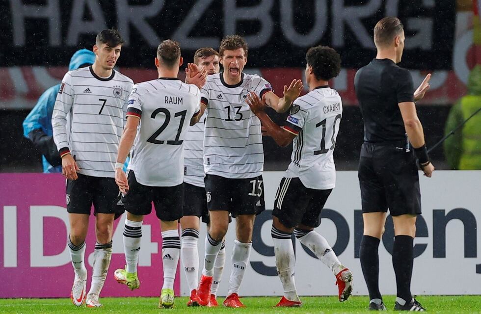 ¿Qué tipo de camiseta utilizó Alemania en su partido contra Inglaterra?