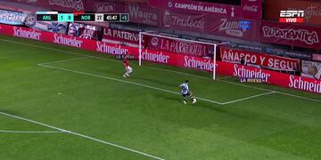 El ex Racing y San Lorenzo no pudo convertir después de gambetear al arquero Alan Aguerre.