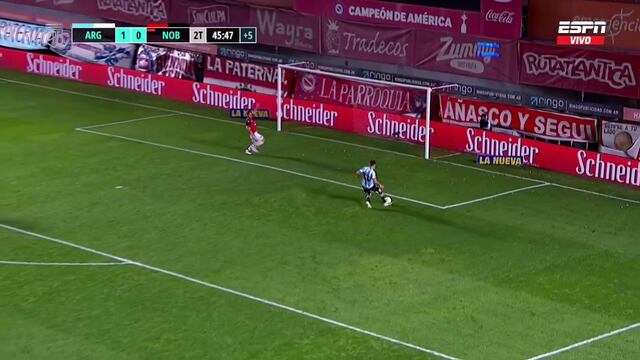 El ex Racing y San Lorenzo no pudo convertir después de gambetear al arquero Alan Aguerre.