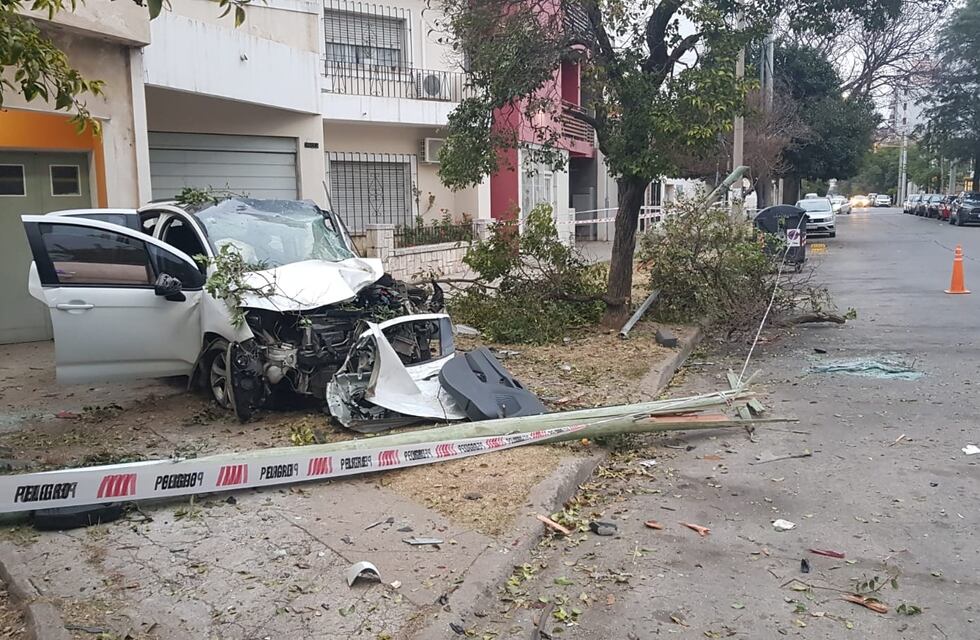 Córdoba: escapaban de la Policía, atropellaron un auto y terminaron estampados contra un poste