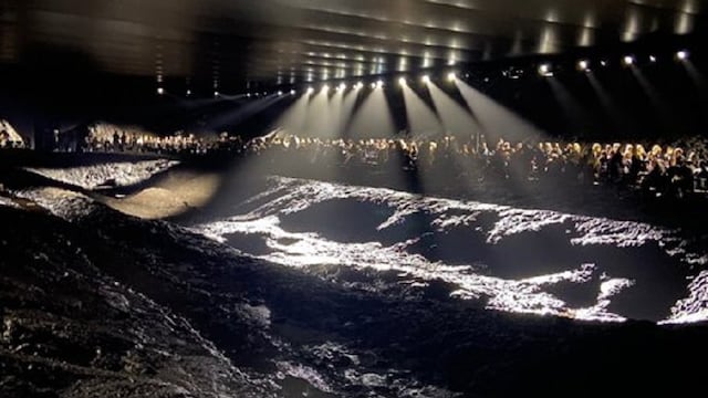 Desfile de Balenciaga con barro en París.