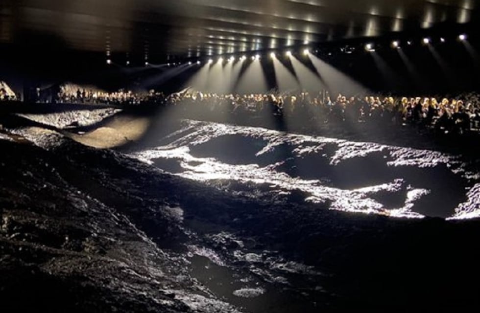 La pasarela de Balenciaga que se llenó de barro: 5 datos sobre el polémico desfile en París