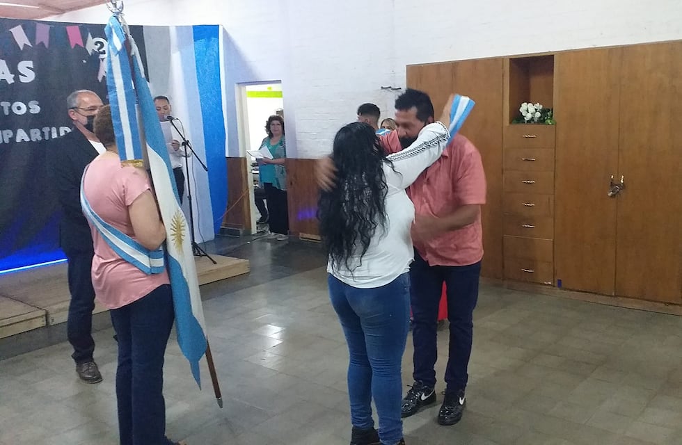 Volvieron a la escuela en familia, la mamá fue abanderada y se la pasó a la hija, el padre y otra hija los escoltas