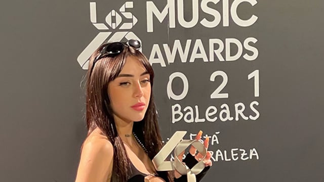 Nicki Nicole recibió el premio a "artista revelación".