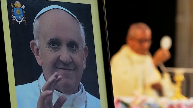 Una fotografía del fallecido papa Francisco yace frente a los fieles durante una misa en su honor en la catedral metropolitana, el lunes 21 de abril de 2025, en Ciudad de México. (AP Foto/Marco Ugarte)