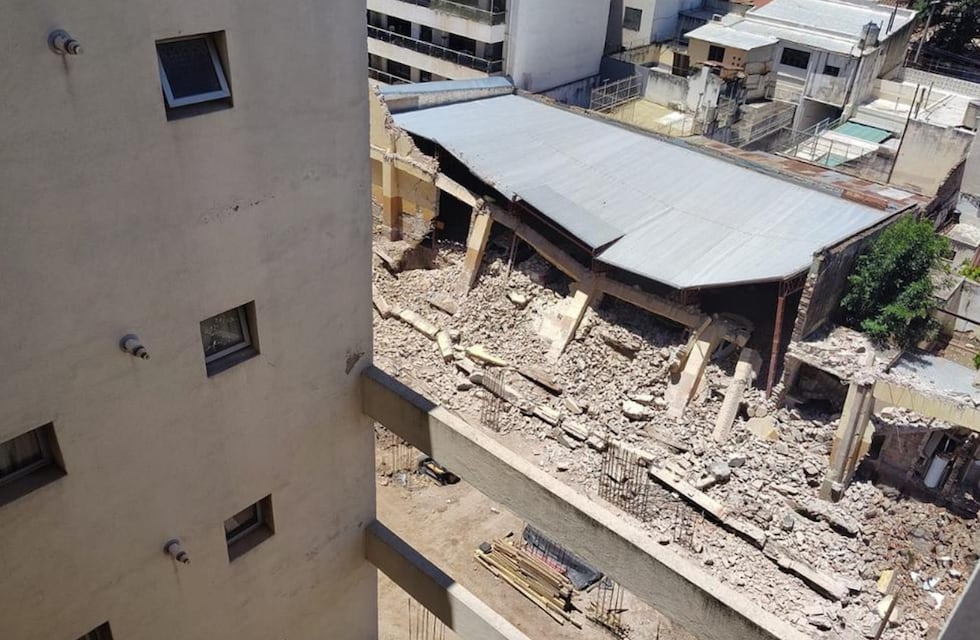Derrumbe en Córdoba: preocupación por una obra que provocó daños en edificios y autos