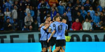Festeja Belgrano el gol de Ulises Sánchez para el 1-0 del Celeste ante Huracán en el Gigante. (José Gabriel Hernández / La Voz)