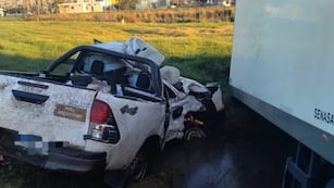 Las fuertes imágenes del choque entre una camioneta y un camión en Córdoba.