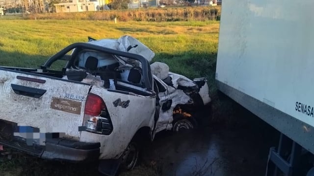 Las fuertes imágenes del choque entre una camioneta y un camión en Córdoba.