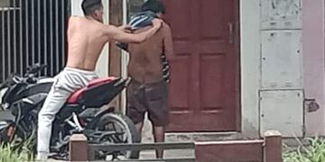 El admirable gesto de un motociclista con un hombre en situación de calle.