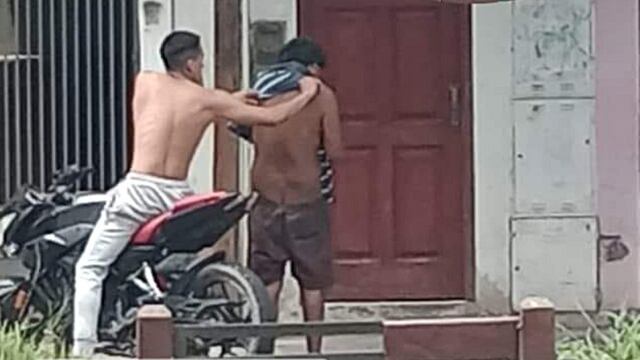 El admirable gesto de un motociclista con un hombre en situación de calle.