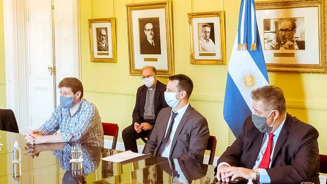 El Gobernador Gustavo Melella participó de la firma del convenio que establece la financiación para la construcción del centro de rehabilitación en la provincia.
