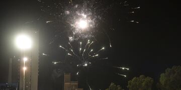 Banderas y fuegos artificiales de la hinchada de Belgrano por el clásico minuto 68. Para este viernes, prometen algo "increíble" en tribunas (Facundo Luque / La Voz).