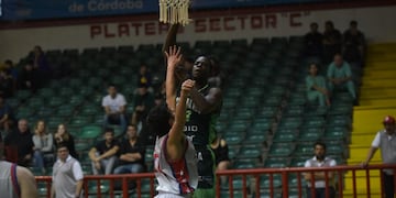 Arkeem Joseph llegó el miércoles a Córdoba y ese jueves debutó con la camiseta de Atenas en la primera jornada del Súper 6. (Facundo Luque / La Voz)