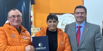 Representantes de "Honrar la vida" y el presidente del Concejo Municipal, Lisandro Mársico