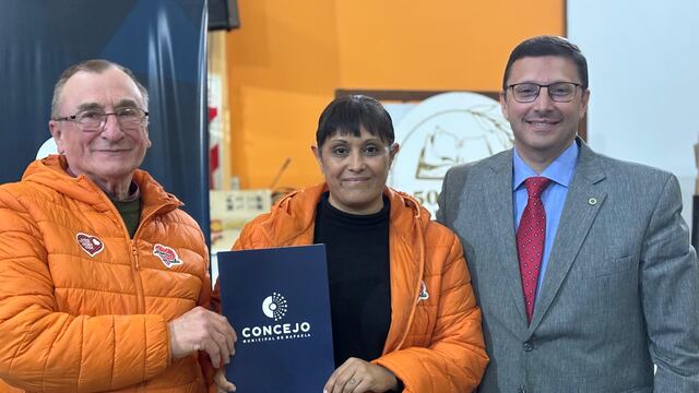 Representantes de "Honrar la vida" y el presidente del Concejo Municipal, Lisandro Mársico