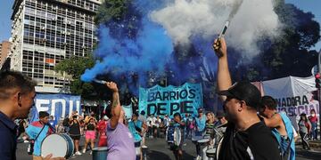 Las protestas en la Avenida 9 de Julio se mantienen por tercer día consecutivo.
