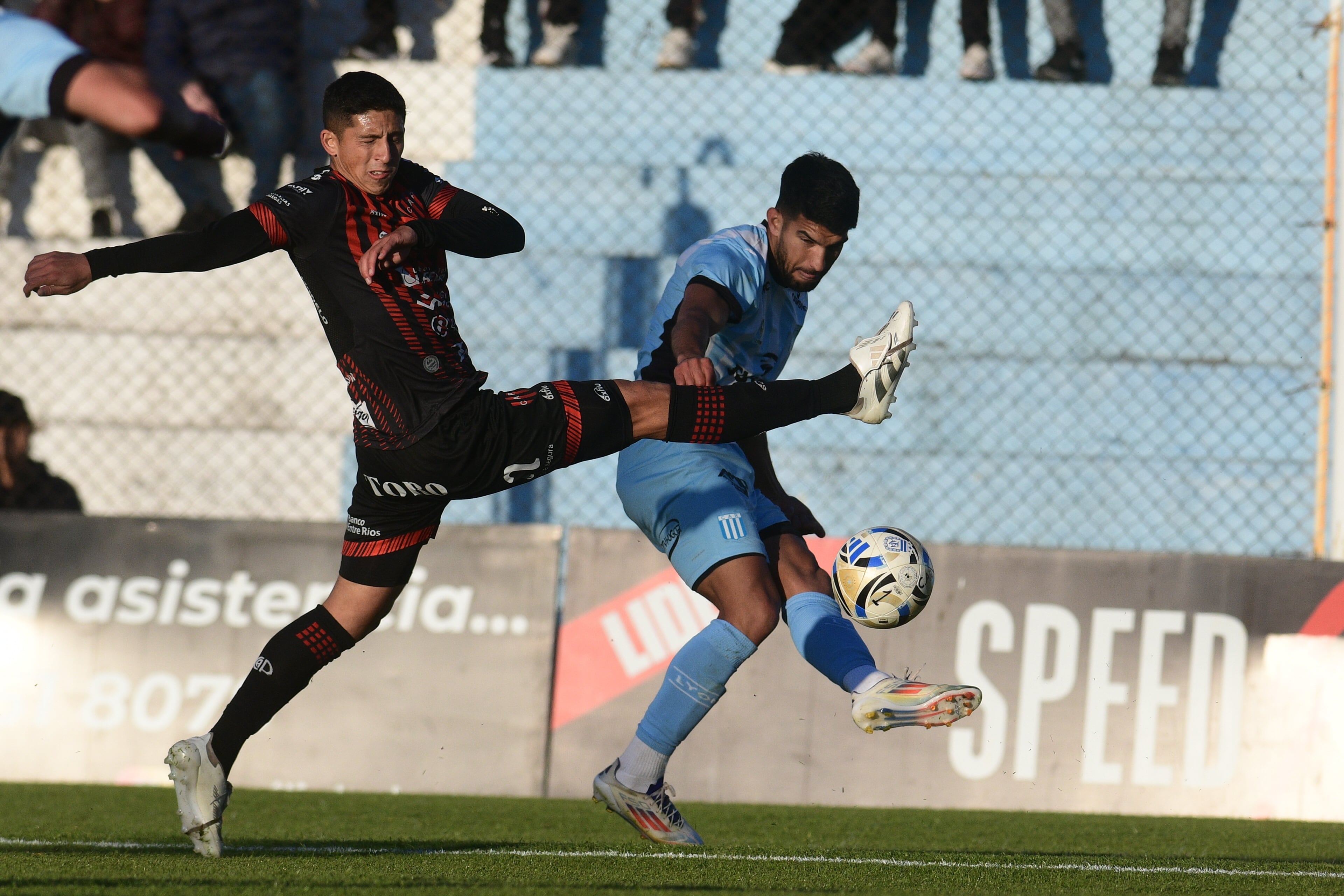 Racing recibió a Patronato por la Primera Nacional en el estadio Miguel Sancho de Nueva Italia. (Ramiro Pereyra / La Voz)