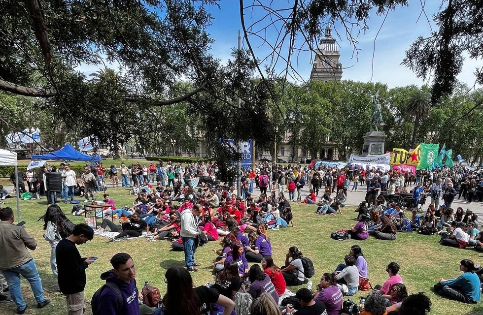 Veto al financiamiento universitario: Rosario se suma al paro docente en UNR y UTN