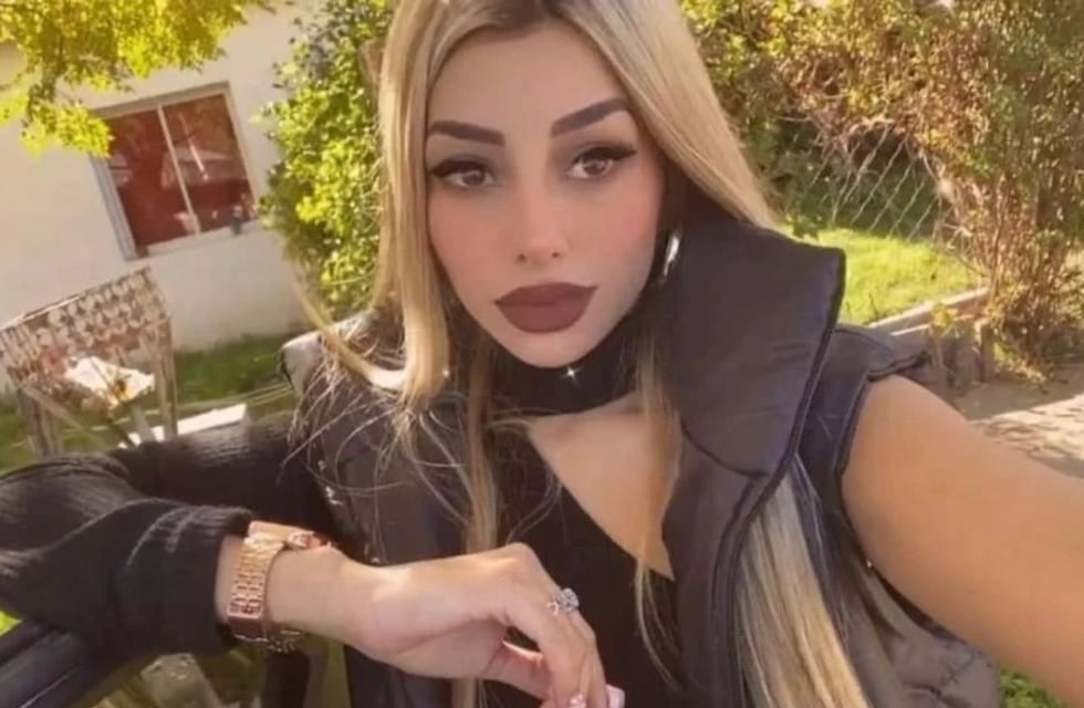Tamara Báez, la ex pareja de L-Gante, posó con una microbikini roja y dejó a la vista sus tatuajes