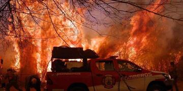 Bomberos y lugareños combatieron el fuego en Ischilín.