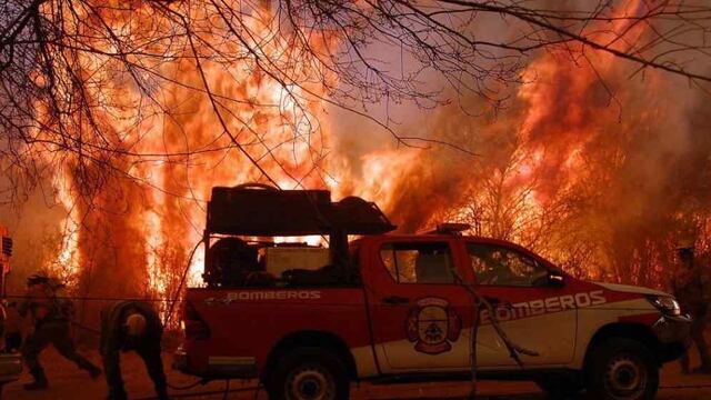 Bomberos y lugareños combatieron el fuego en Ischilín.