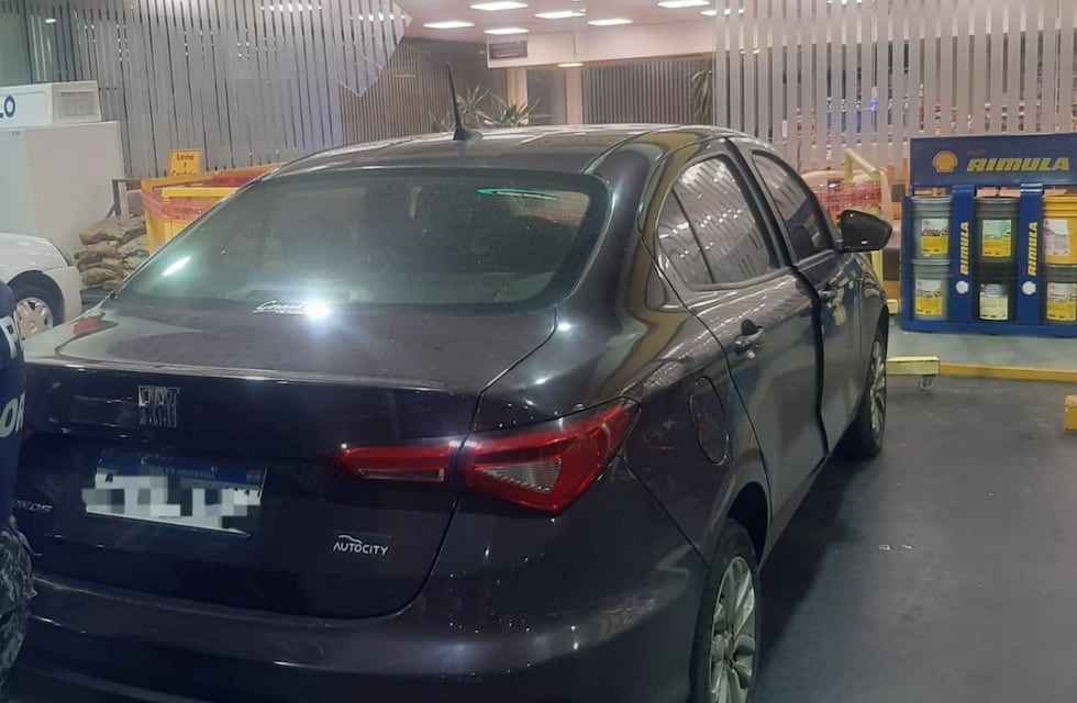 Susto en Córdoba: un automovilista se estrelló contra una estación de servicio