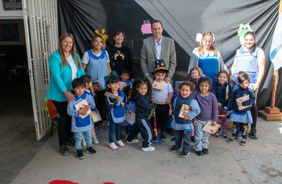 “Había una voz en el Jardín”: comenzó la entrega de libros en jardines de infantes
