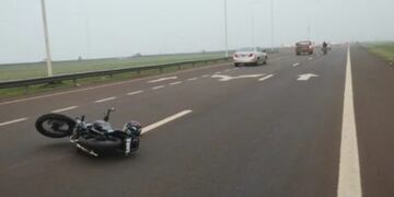 Accidente en el Acceso Sur dejó a un motociclista herido.