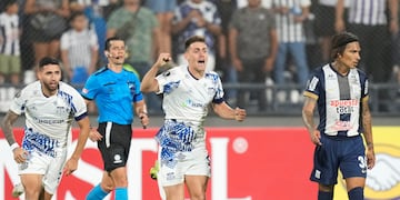 Federico Girotti festeja uno de sus goles en el partido entre Talleres y Alianza Lima. (AP)