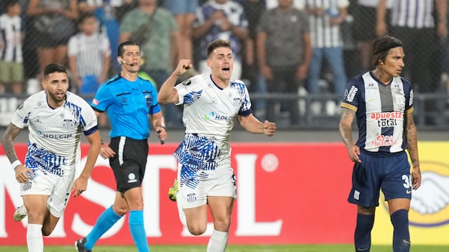 Federico Girotti festeja uno de sus goles en el partido entre Talleres y Alianza Lima. (AP)