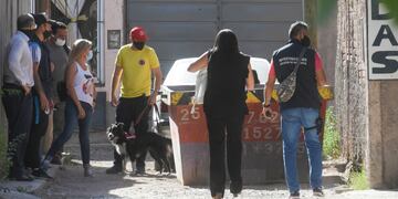 Florencia Romano desaparecida
En el domicilio de la pareja detenida en el departamento de Maipú, buscan rastros de la niña desaparecida el sábado, en el lugar estuvo presente la fiscal de Homicidios Claudia Rios. La perra perra de nombre Ipa, adiestrada para localizar cadáveres, indicó un pozo séptico.
