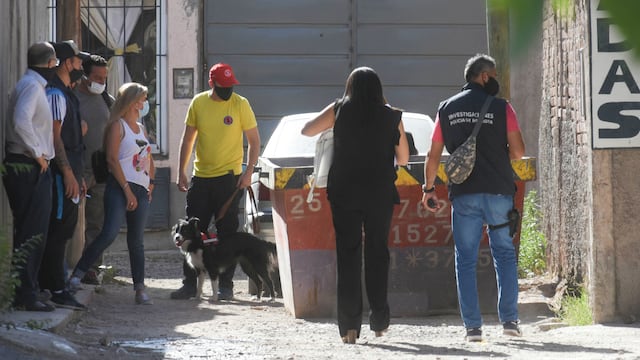 Florencia Romano desaparecida
En el domicilio de la pareja detenida en el departamento de Maipú, buscan rastros de la niña desaparecida el sábado, en el lugar estuvo presente la fiscal de Homicidios Claudia Rios. La perra perra de nombre Ipa, adiestrada para localizar cadáveres, indicó un pozo séptico.