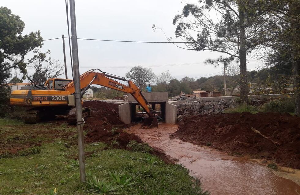 Se hallan en ejecución obras hídricas sobre varias avenidas y calles de la ciudad de Oberá