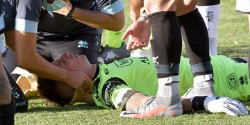 Un golpe en la mandíbula dejó maltrecho al arquero Nahuel Losada, responsable del arco en cero para el Belgrano líder
(Foto: Orlando Pelichotti / Los Andes)