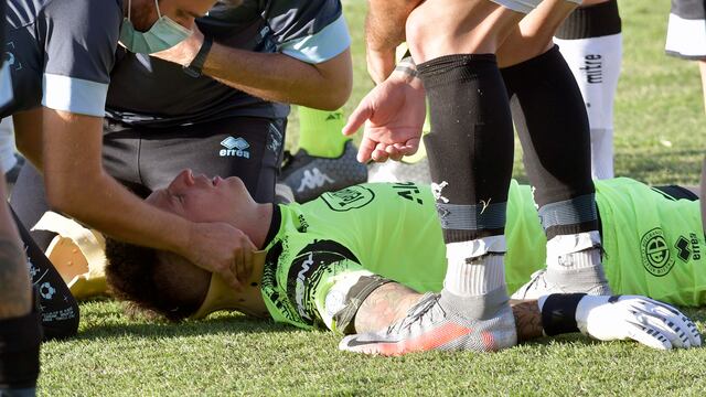 Un golpe en la mandíbula dejó maltrecho al arquero Nahuel Losada, responsable del arco en cero para el Belgrano líder
(Foto: Orlando Pelichotti / Los Andes)