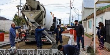 El Intendente Pérez visitó las obras que se vienen realizando en las calles del barrio Chacra II.