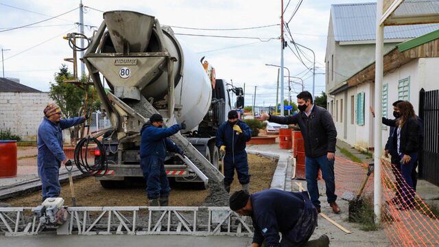 El Intendente Pérez visitó las obras que se vienen realizando en las calles del barrio Chacra II.